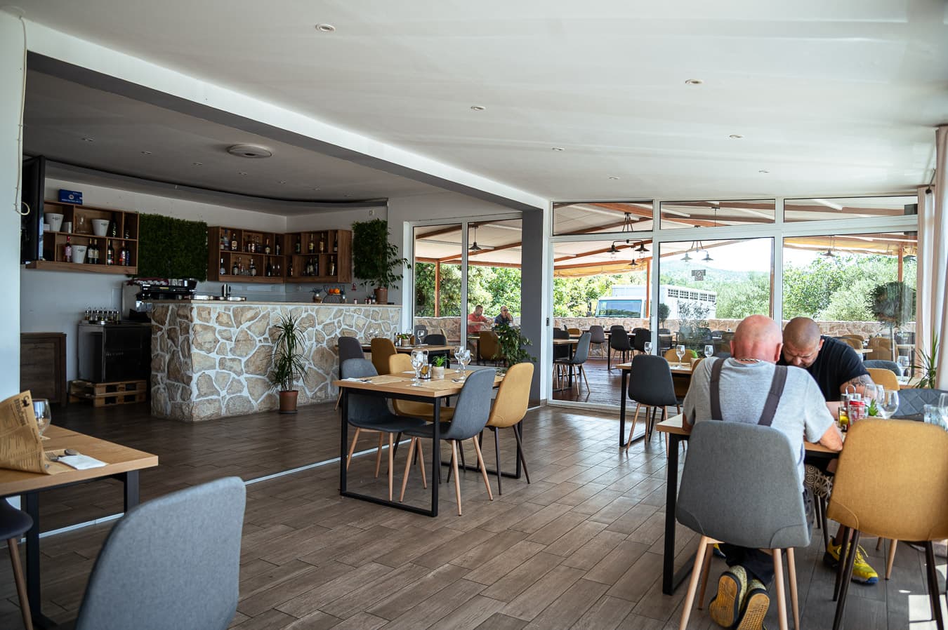 Glazba uživo i vrhunska spiza – Bore i Ermin u restoranu Mačak!