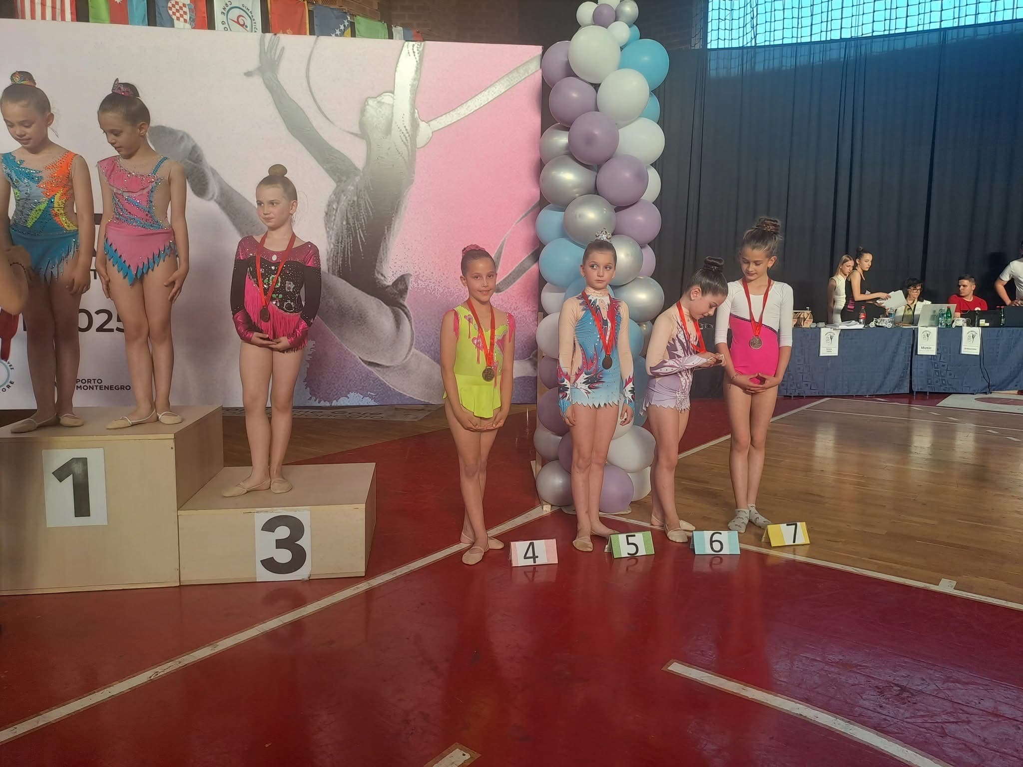  Šibenske gimnastičarke s natjecanja se vratile sa zlatnom medaljom, ali i nagradom za najljepši osmijeh