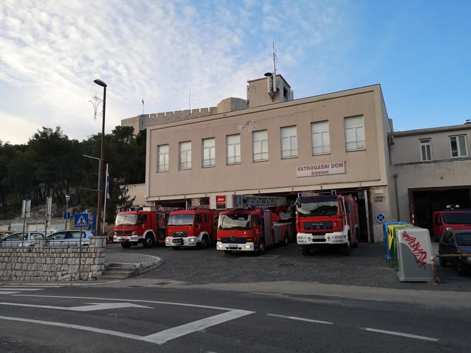 Šibenski vatrogasci noćas vodili bitku ne s vatrom nego s vodom