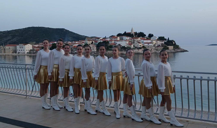 Na primoštenskom trgu Rudine zaplesalo 180 mažoretkinja