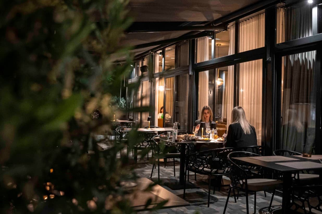 Uživajte u vrućim ljetnim danima uz mirise s grilla i živu svirku na terasi Leonardo BBQ & More!