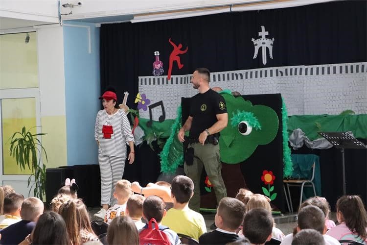 Policija kninske mališane podučila o njihovim pravima