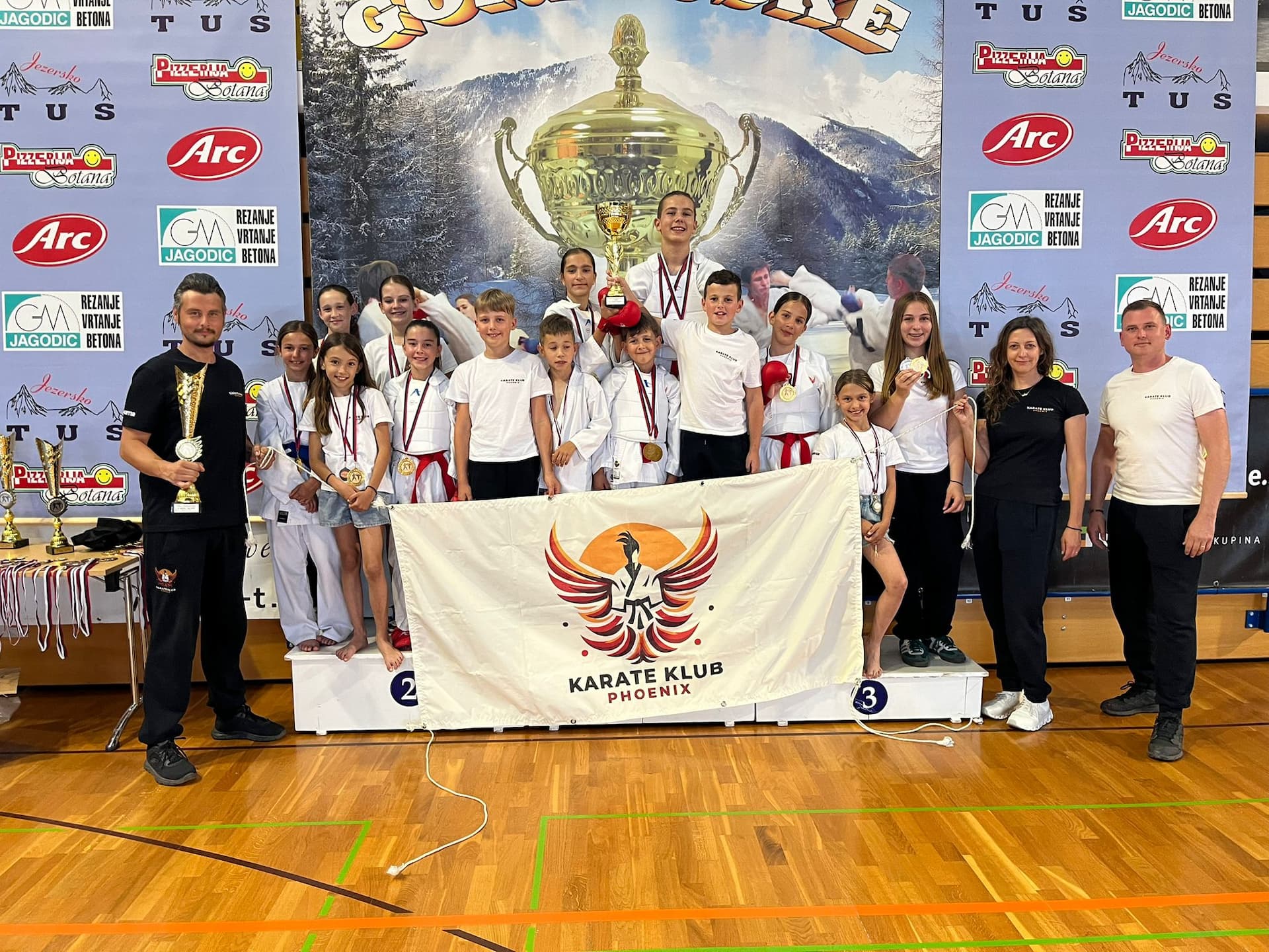 Karateke Phoenixa iz Šenčura donijeli u Murter 14 individualnih i dvije ekipne nagrade