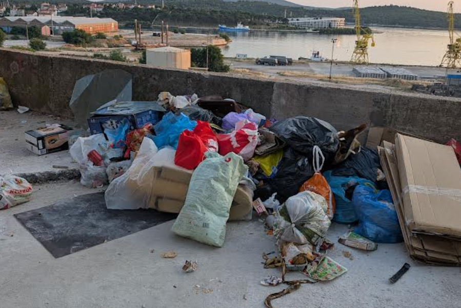 Stanari u Ulici Stjepana Radića 'guše se' od smrada: 'Kontejnera nema, smeće stoji na plus 35'
