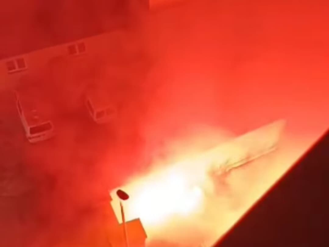 Torcida blokirala centar Šibenika: Navijači zapalili baklje ispred šibenskog zatvora