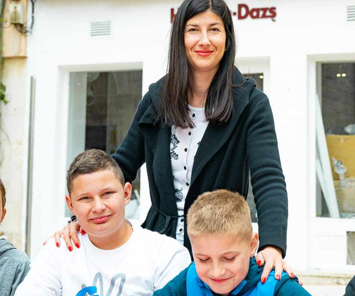  Marijana je učiteljica u školi na Zlarinu koja najesen ostaje prazna, a ona postaje tehnološki višak