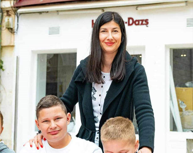  Marijana je učiteljica u školi na Zlarinu koja najesen ostaje prazna, a ona postaje tehnološki višak
