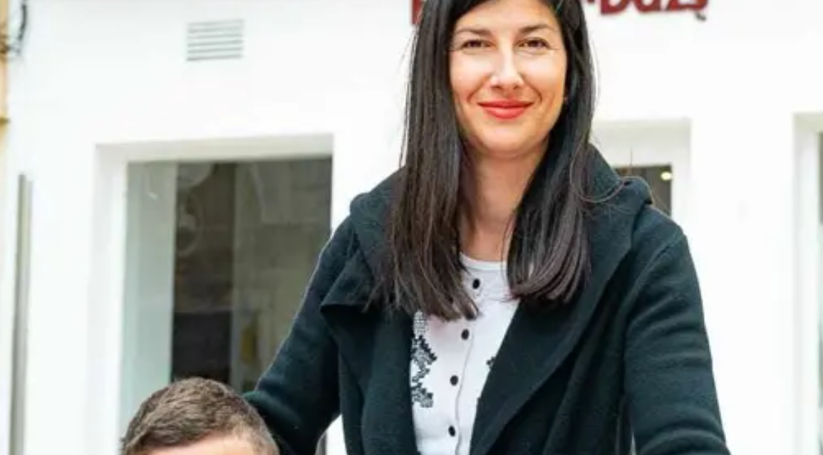  Marijana je učiteljica u školi na Zlarinu koja najesen ostaje prazna, a ona postaje tehnološki višak