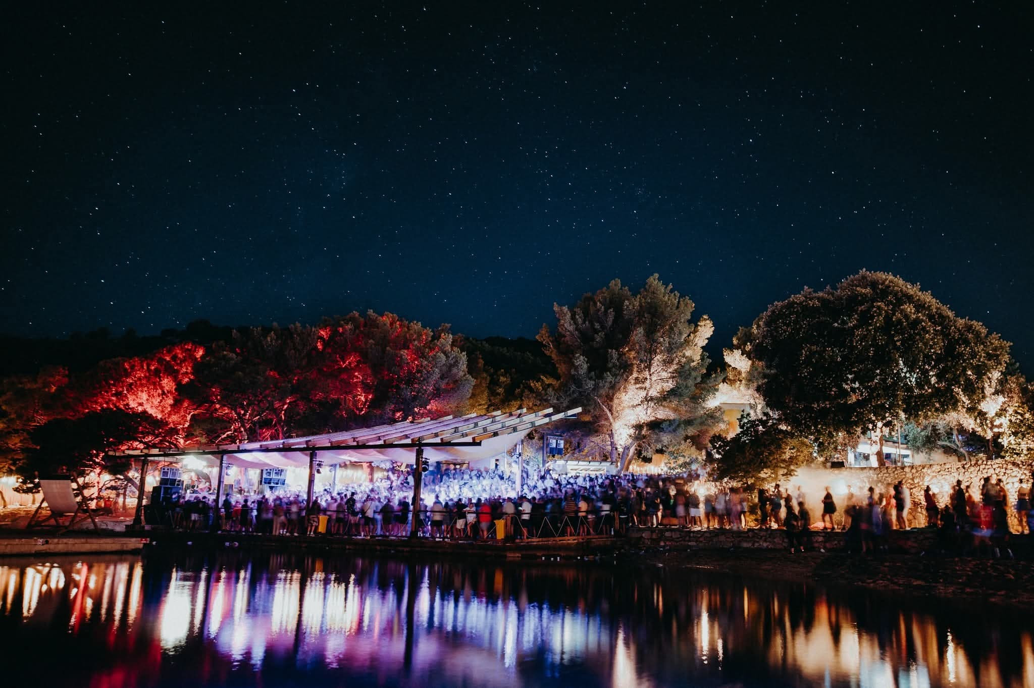 Tisno postaje epicentar elektronske glazbe: Čak 8 vrhunskih festivala i Barbarellas afteri garantiraju ljeto za pamćenje