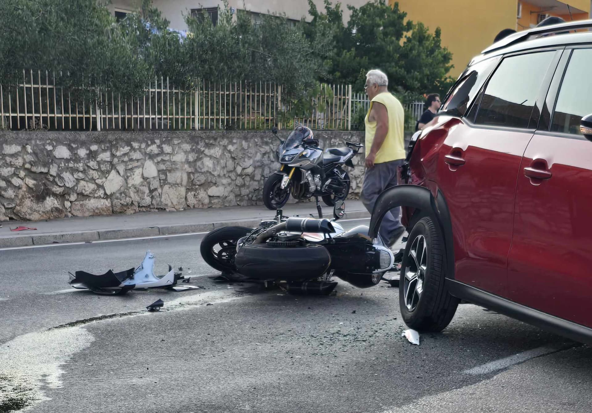 U Njivicama sudar motora i automobila, hitna i policija na terenu