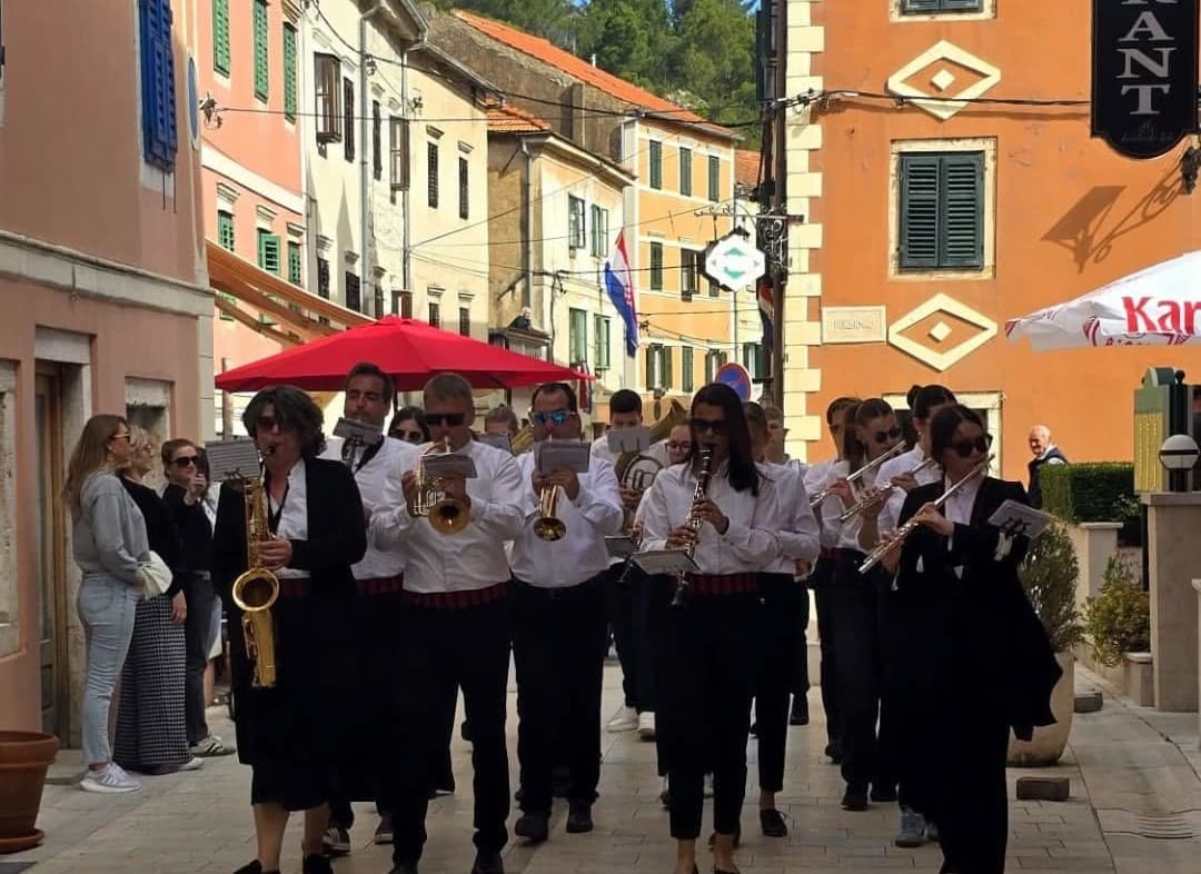 Glazbena promenada u Skradinu: Skradinski i karlovački glazbari prošetat će kroz grad u ritmu