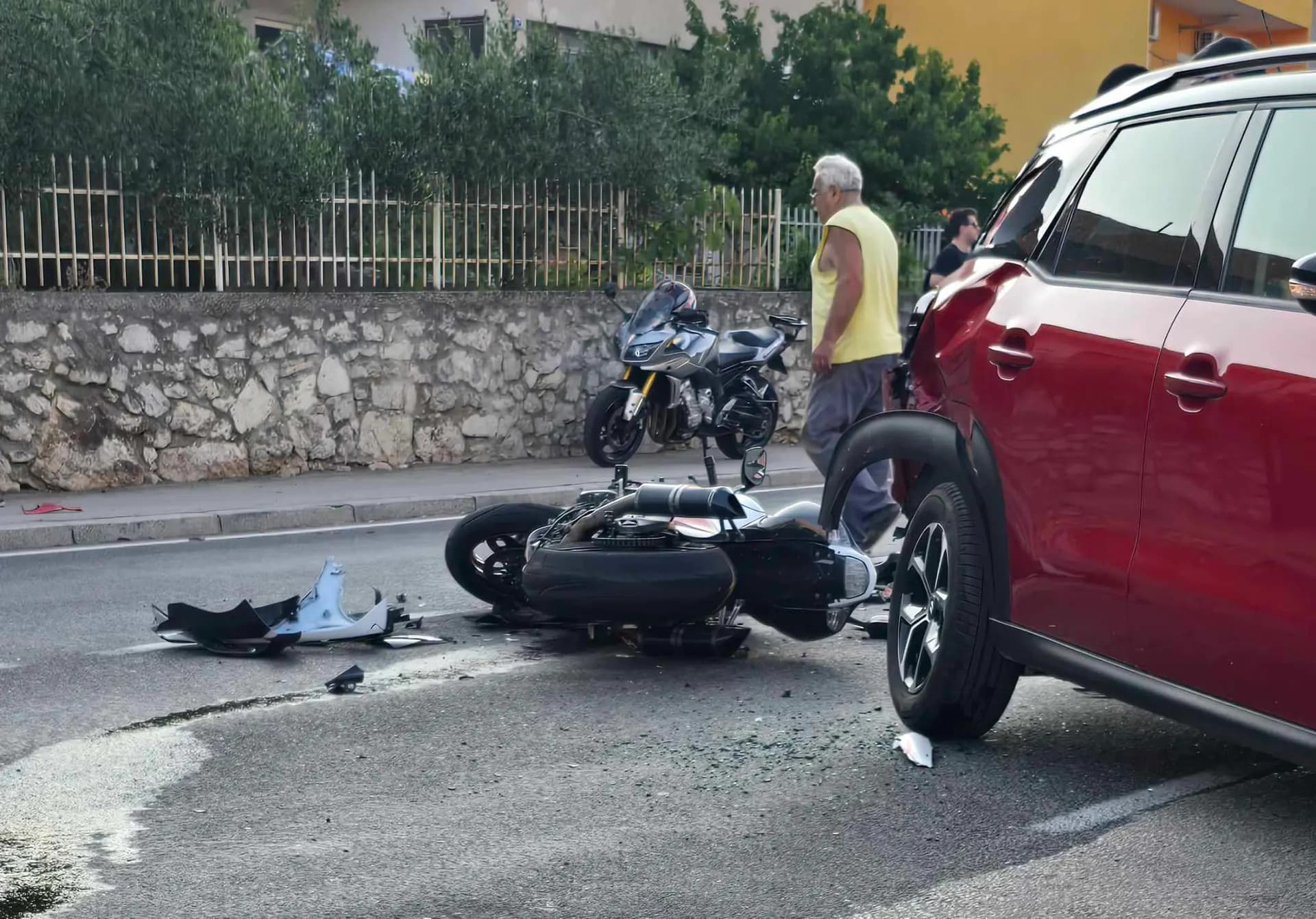 Motociklistu (40) lakše ozlijeđenom u jučerašnjoj prometnoj nesreći utvrđena droga u organizmu, završio u zatvoru