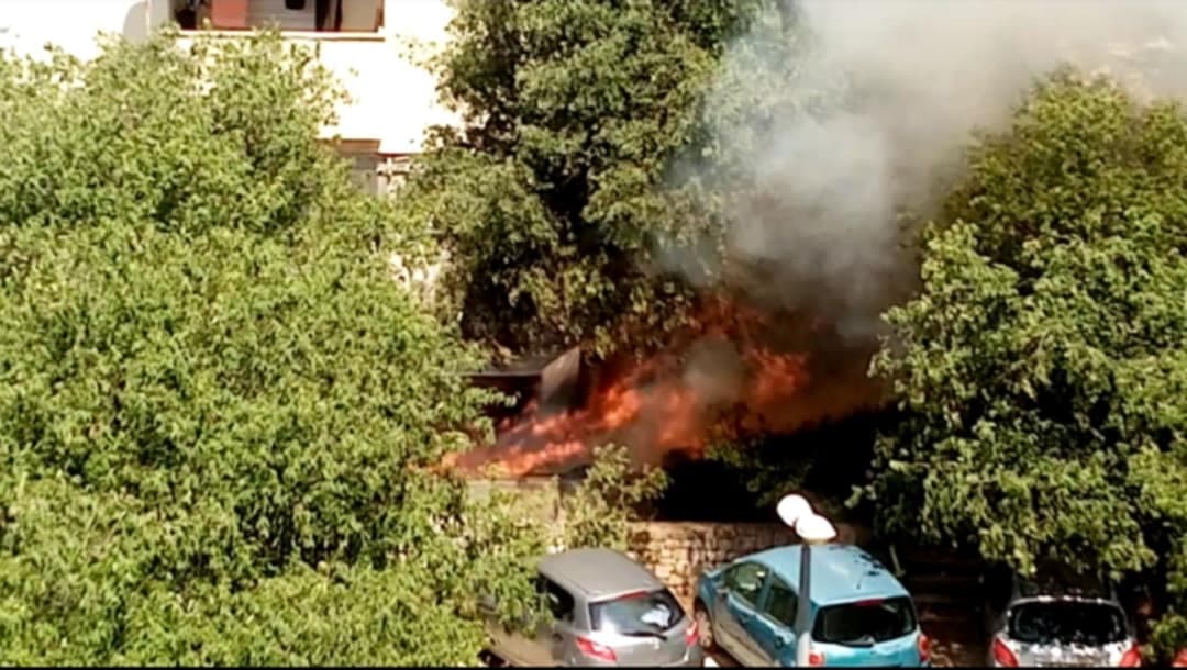 Na Baldekinu u požaru zapaljen otpad, oštećeno staklo na prozoru gradske tvrtke