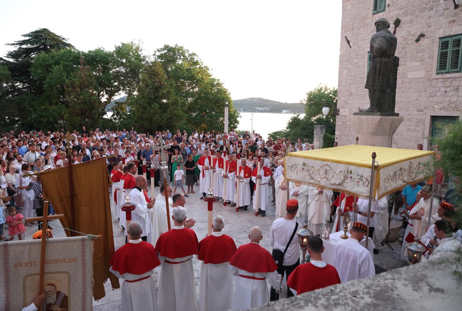 Nakon misnog slavlja u katedrali šibenskom kalelargom prošla Tijelovska procesija