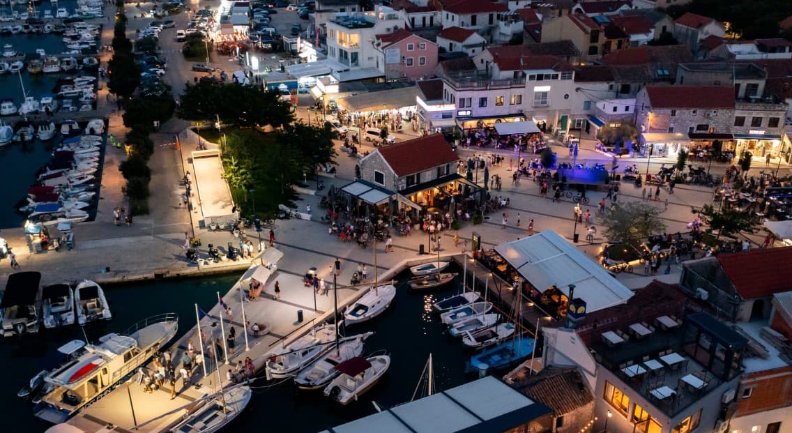 Na murterskoj Rudini večeras 'Klapska večer pod zvijedzama' uz klapu Iskon