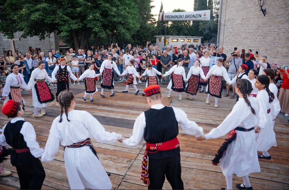 Održan Prominski bronzin: Spoj običaja, gastronomije i zajedništva ispunio Oklaj izvrsnom atmosferom