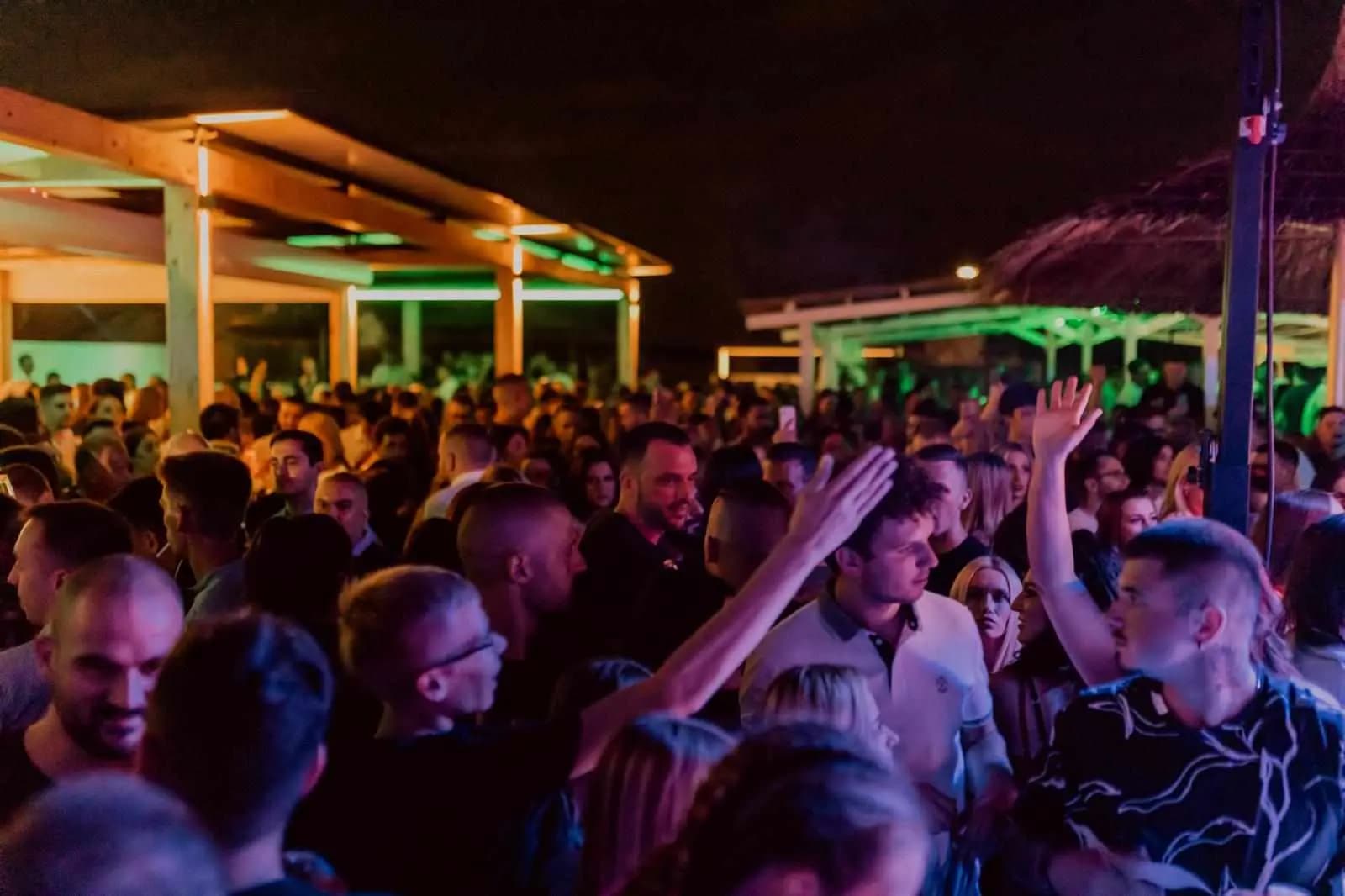 Dejan Matić i Thompson tribute band Svetinja u NoStress Beach & Night Baru!