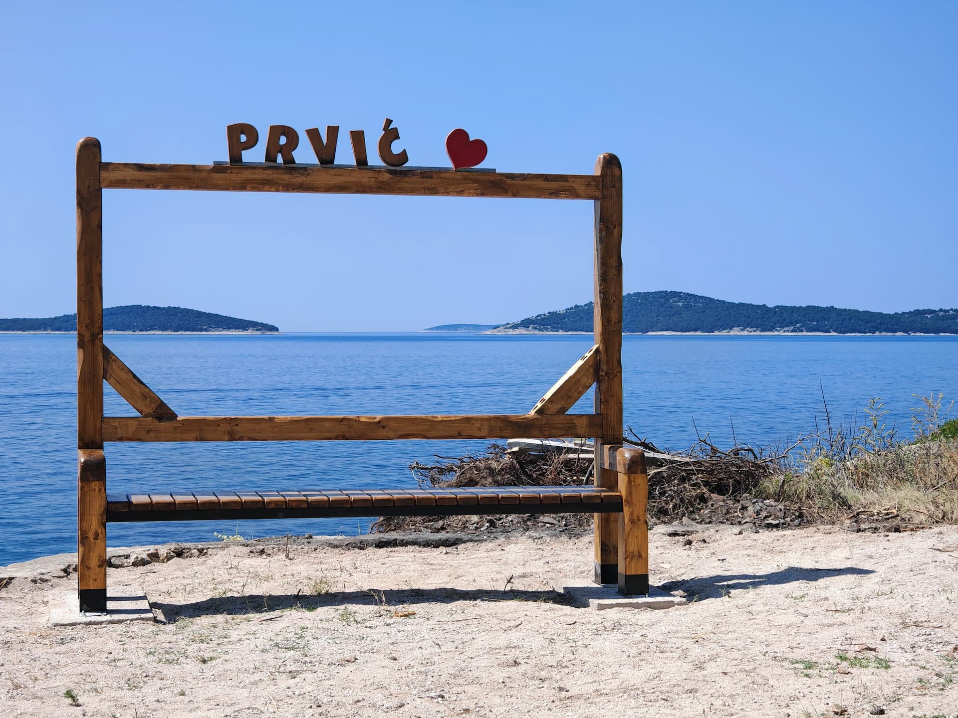 Prvić dobio klupu idealnu za romantične fotografije