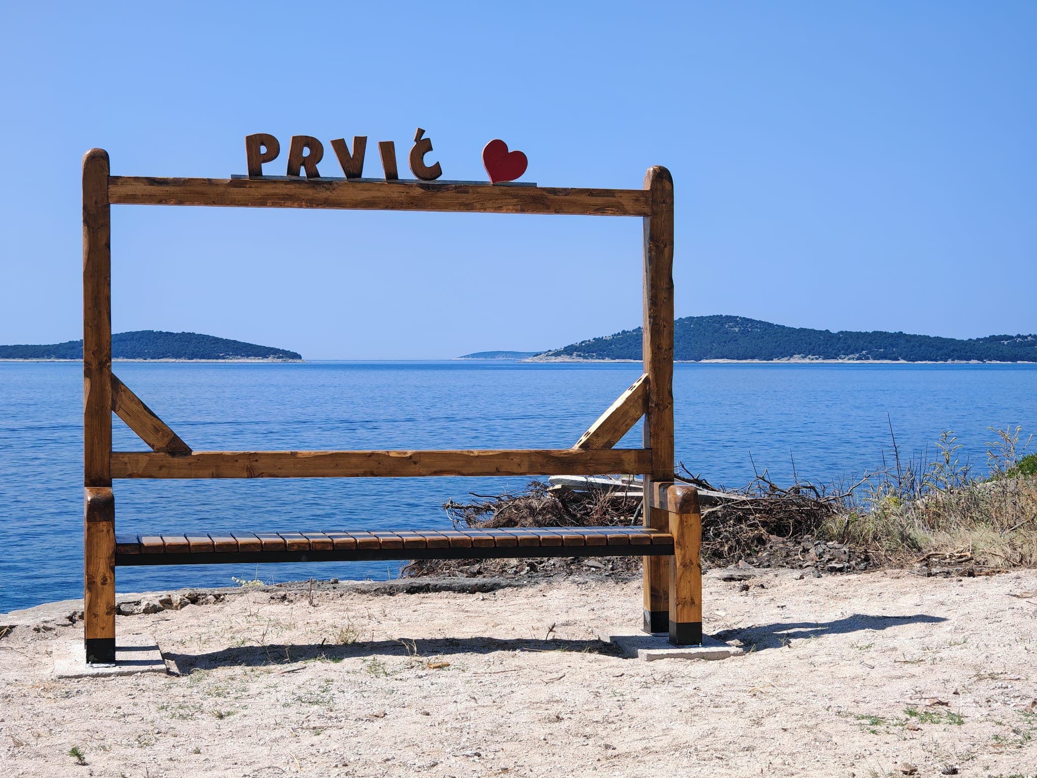 Prvić dobio klupu idealnu za romantične fotografije