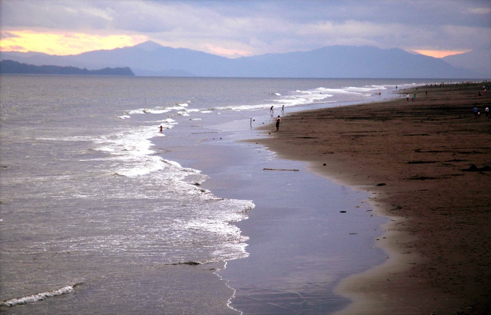 11 Costa Rica plaža s tamnim pijeskom