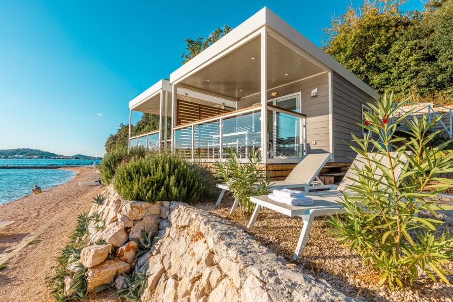 Prodaju se luksuzne mobilne kućice iz kampa u Tisnom kraj plaže