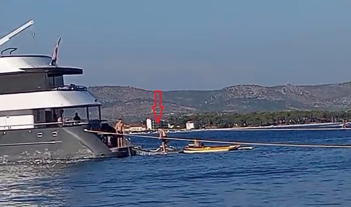 Kod Zlarina s jahte igrali golf: 'Loptice išle svuda - i u more i u borove!'