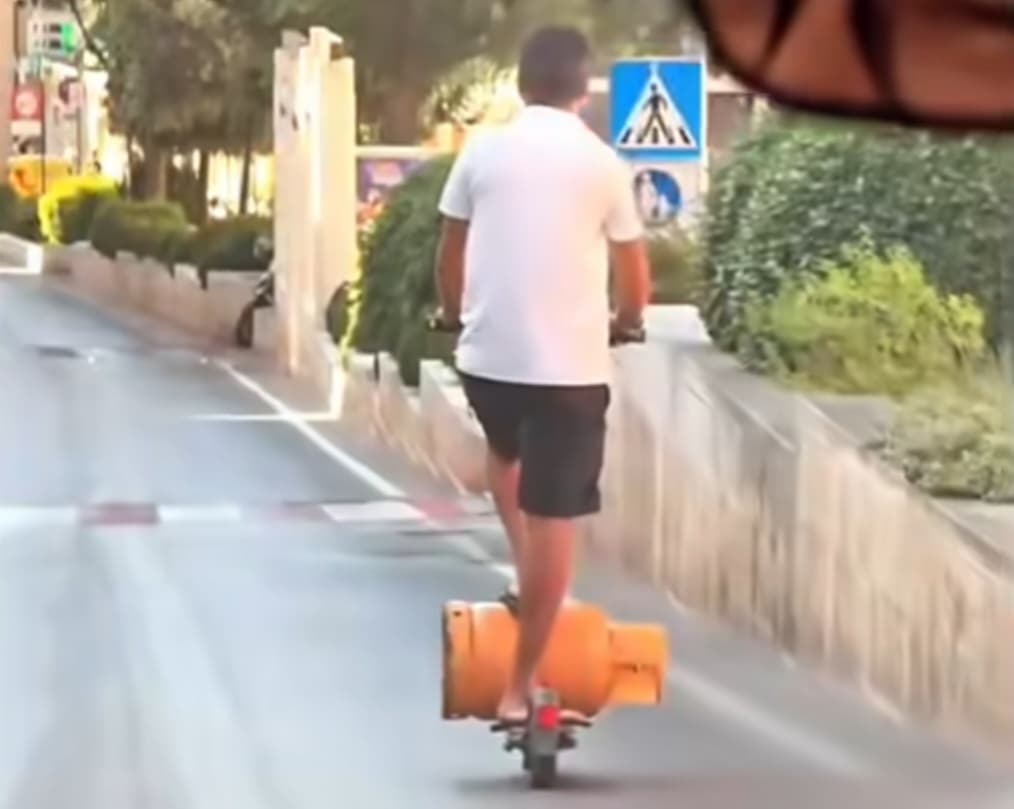 Samo u Šibeniku: Usred grada na romobilu prevozio plinsku bocu bez zaštite