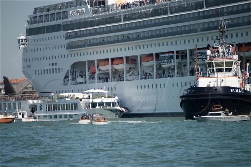 Cannes uvodi dnevna ograničenja za pristajanje turističkih kruzera