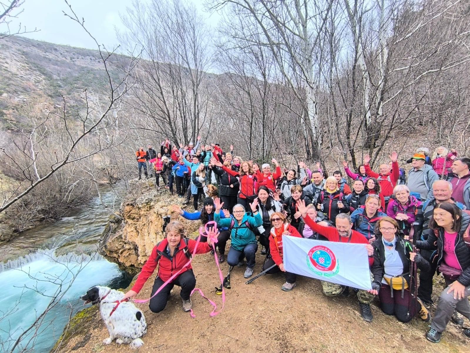 Planinari iz Kaštel Starog posjetili Knin i razveselili Kninske njuškice